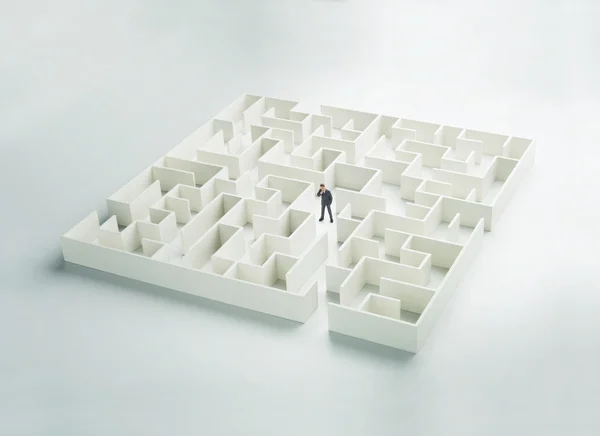 Herausforderung für Unternehmen. ein Geschäftsmann, der durch ein Labyrinth navigiert — Stockfoto