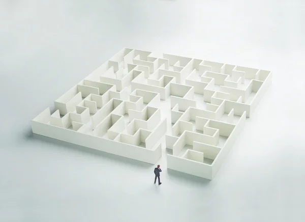 Business challenge. En affärsman vid ingången till en labyrint — Stockfoto