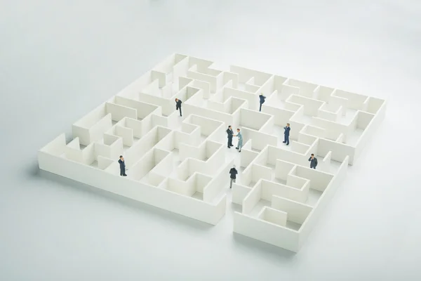 Partnerskap mellan företagen. Affärsmän navigera genom en labyrint — Stockfoto