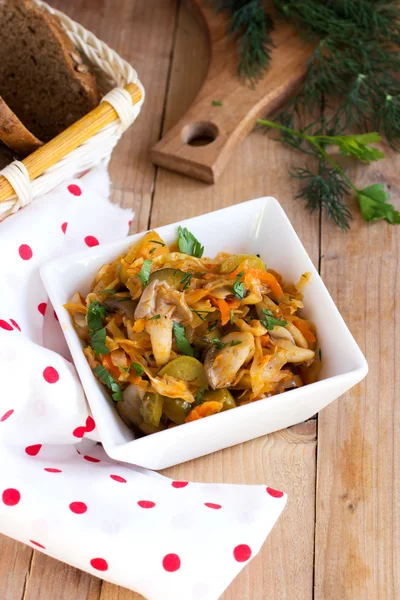 Ragoût de chou aux champignons aux huîtres et cornichons. Bigos - plat national polonais — Photo