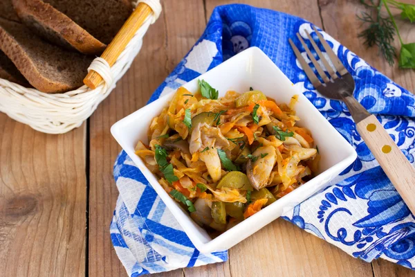 İstiridye mantar ve turşu lahana güveç. Bigos - Ulusal Lehçe çanak