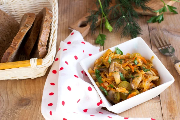 Tocană de varză cu ciuperci de stridii și murături. Bigos - mâncare poloneză națională — Fotografie, imagine de stoc