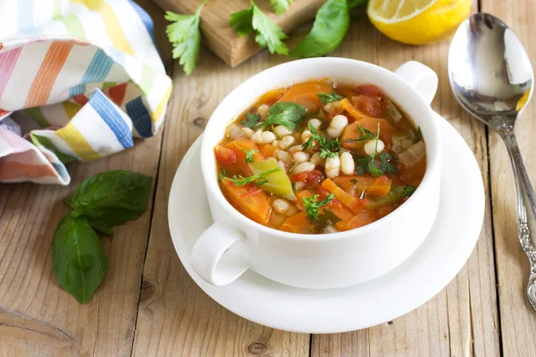 Plat traditionnel de la cuisine grecque. Soupe de haricots blancs avec tomates et herbes fraîches. Fasolada - nourriture nationale des Grecs — Photo