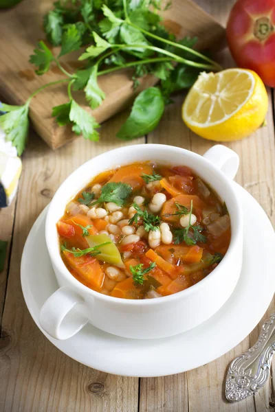 Görög konyha hagyományos étele. Fehér bab leves, paradicsommal és friss fűszernövények. Fasolada - nemzeti étel a görögök — Stock Fotó