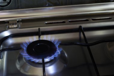 Ocakta gaz brülörü. Mavi yangın