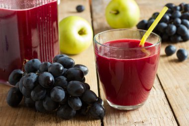 Taze çiğ güler yüzlü. Üzüm ve elma suyu