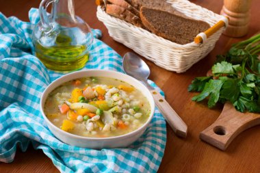 Beyaz fasulye çorbası sebzeli çorba