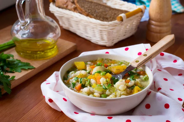 Minestrone Suppe mit weißen Bohnen — Stockfoto
