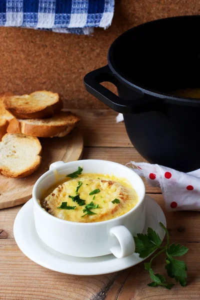 Soupe à l'oignon traditionnelle française — Photo