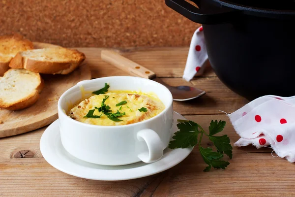 Традиційний французький цибульний суп — стокове фото
