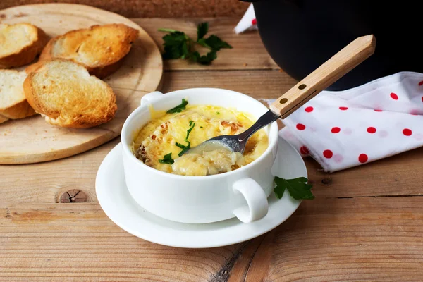 Традиційний французький цибульний суп — стокове фото