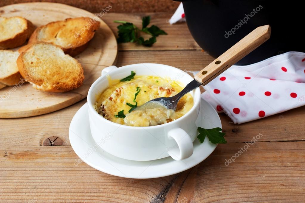 Traditional French onion soup — Stock Photo © Lovelymama #114354792