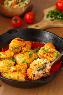 lahana dolması, pilav ile rulo ve domates soslu mantar. dolma, sarma veya golubtsy - birçok ülkenin geleneksel çanak