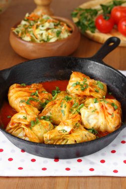 lahana dolması, pilav ile rulo ve domates soslu mantar. dolma, sarma veya golubtsy - birçok ülkenin geleneksel çanak