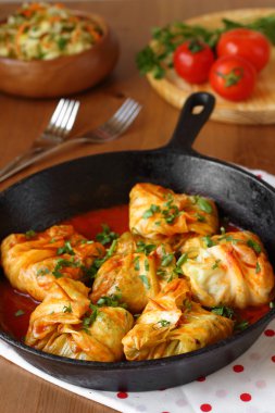 lahana dolması, pilav ile rulo ve domates soslu mantar. dolma, sarma veya golubtsy - birçok ülkenin geleneksel çanak