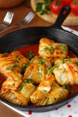 lahana dolması, pilav ile rulo ve domates soslu mantar. dolma, sarma veya golubtsy - birçok ülkenin geleneksel çanak