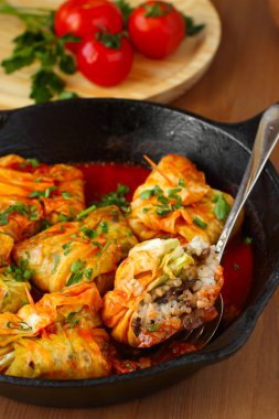 lahana dolması, pilav ile rulo ve domates soslu mantar. dolma, sarma veya golubtsy - birçok ülkenin geleneksel çanak