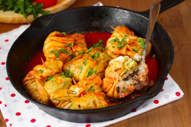 lahana dolması, pilav ile rulo ve domates soslu mantar. dolma, sarma veya golubtsy - birçok ülkenin geleneksel çanak