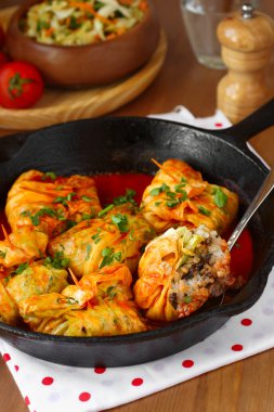 lahana dolması, pilav ile rulo ve domates soslu mantar. dolma, sarma veya golubtsy - birçok ülkenin geleneksel çanak