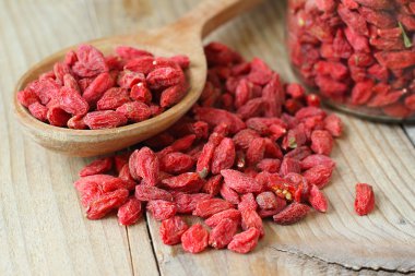 Ahşap arka planda kurutulmuş kurt üzümü.