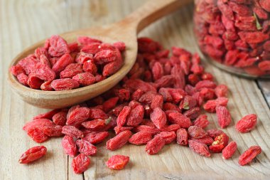 Ahşap arka planda kurutulmuş kurt üzümü.