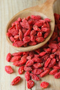 Ahşap arka planda kurutulmuş kurt üzümü.