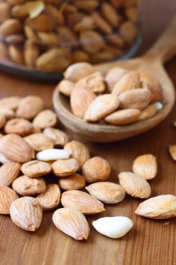 ahşap zemin üzerine kayısı çekirdekleri