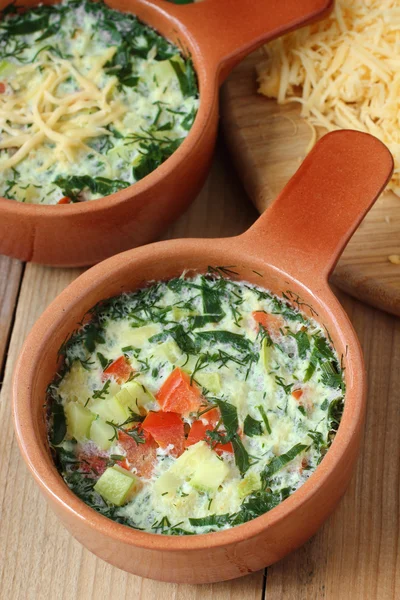 Tortilla con queso, verduras y hierbas cocinadas al vapor en macetas de cerámica — Foto de Stock