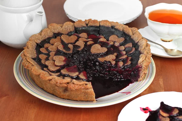 Gingerbread blueberry pie decorated with baked hearts. Vegan pastry — Stock Photo, Image