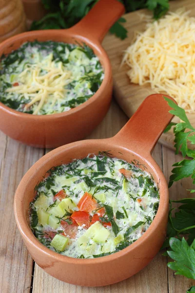 Omelette with cheese, vegetables and herbs cooked by steaming in ceramic pots — Stock Photo, Image