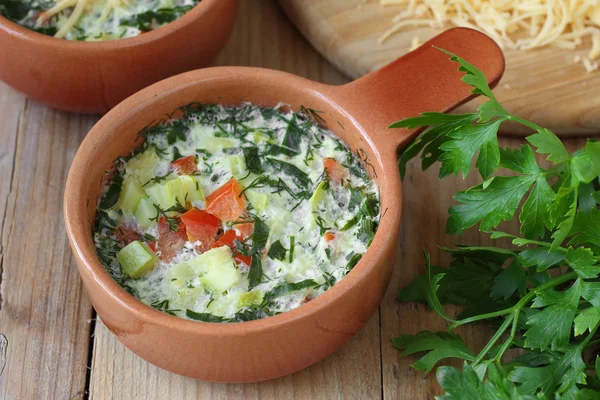 Omelette with cheese, vegetables and herbs cooked by steaming in ceramic pots — Stock Photo, Image