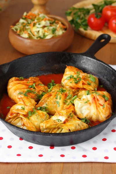 Rollos de col rellenos con arroz y champiñones en salsa de tomate. Dolma, sarma o golubtsy: plato tradicional de muchos países — Foto de Stock