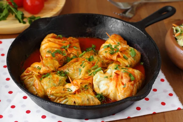 Rollos de col rellenos con arroz y champiñones en salsa de tomate. Dolma, sarma o golubtsy: plato tradicional de muchos países —  Fotos de Stock