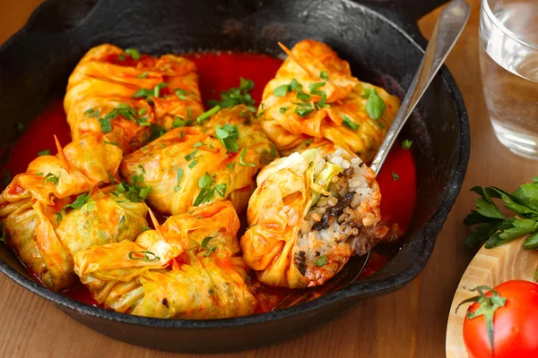 lahana dolması, pilav ile rulo ve domates soslu mantar. dolma, sarma veya golubtsy - birçok ülkenin geleneksel çanak