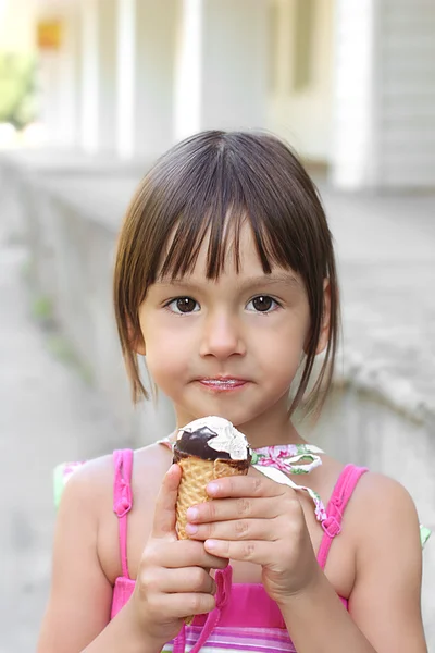 Little girl eating ice cream in summer outdoor — Stock Photo, Image