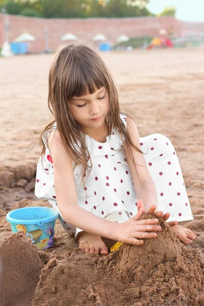 Linda niña haciendo castillo de arena en la playa del río. Concepto de feminidad —  Fotos de Stock