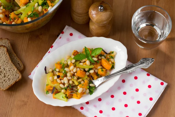 Salată vegană sănătoasă cu dovleac copt — Fotografie, imagine de stoc