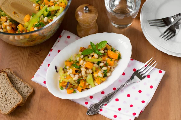 Healthy vegan salad with baked pumpkin — Stock Photo, Image