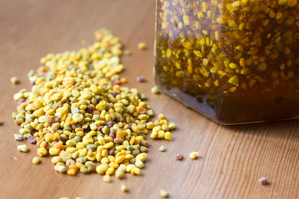 Bee pollen and honey — Stock Photo, Image