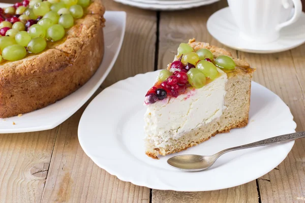 Gâteau au fromage fait maison avec gelée, raisins, groseilles à maquereau, cassis et cassis — Photo