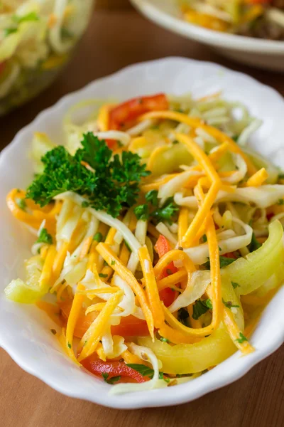 Zuccini, salada de abóbora e repolho. Alimentos crus saudáveis — Fotografia de Stock