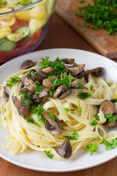 Italiaanse pasta fettuccine met champignons — Stockfoto