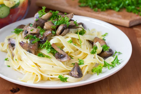 Włoski makaron fettuccine z pieczarkami — Zdjęcie stockowe