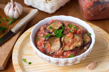 Közlenmiş Patlıcan adet baharatlı çiğ domates sos ile