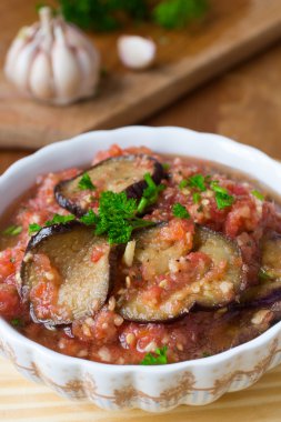 Közlenmiş Patlıcan adet baharatlı çiğ domates sos ile