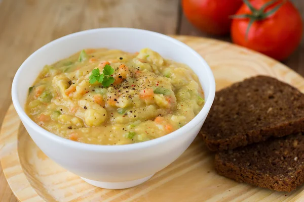 Traditional Russian food - yellow peas puree or kasha with vegetables — Stock Image Traditional Russian food - yellow peas puree or kasha with vegetables Royalty Free Stock Photos