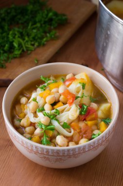 Sağlıklı vegan nohut, makarna, kabak ve patates çorbası