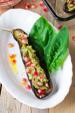 Nar taneleri ile baharatlı kızarmış patlıcan