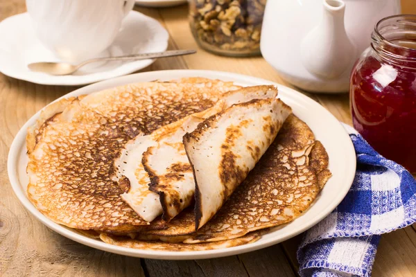 Pannkakor, blini eller crepes - traditionell maträtt i många länder — Stockfoto