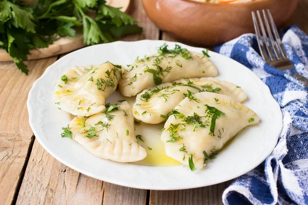 Vareniki oder varenyky mit Kartoffeln - ukrainisches und russisches Nationalgericht — Stockfoto